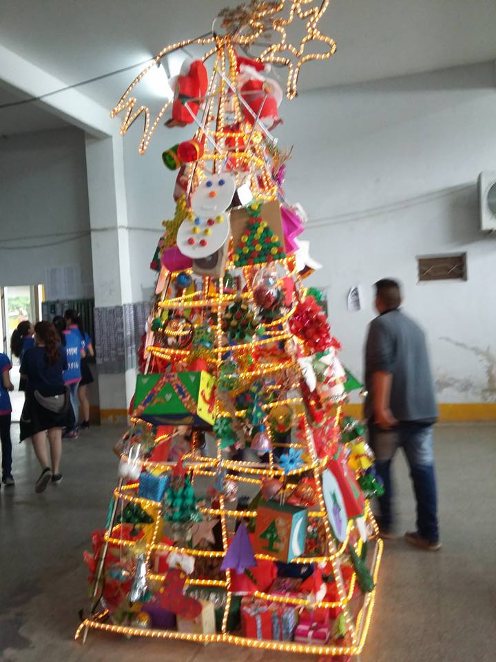 Armaran un arbol de navidad con adornos armados por alumnos de