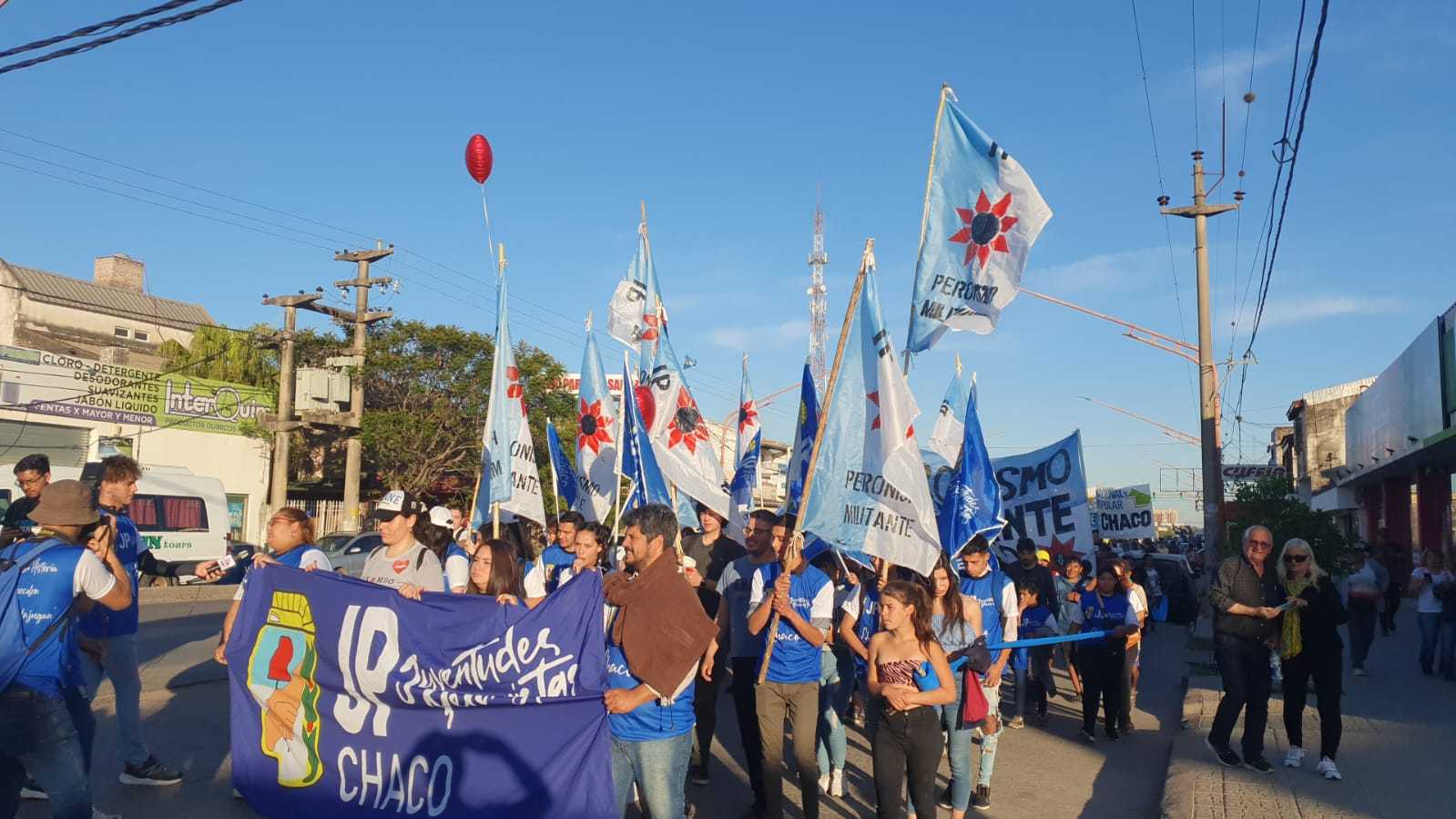 Una multitud marcha por el 15 aniversario del triunfo del Frente