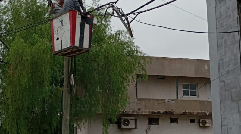Barranqueras: cuadrilla municipal repuso cableado eléctrico cortado por un camión