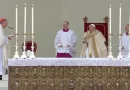 Tras siete meses sin viajar por su salud, el papa Francisco presidió una multitudinaria misa en Venecia