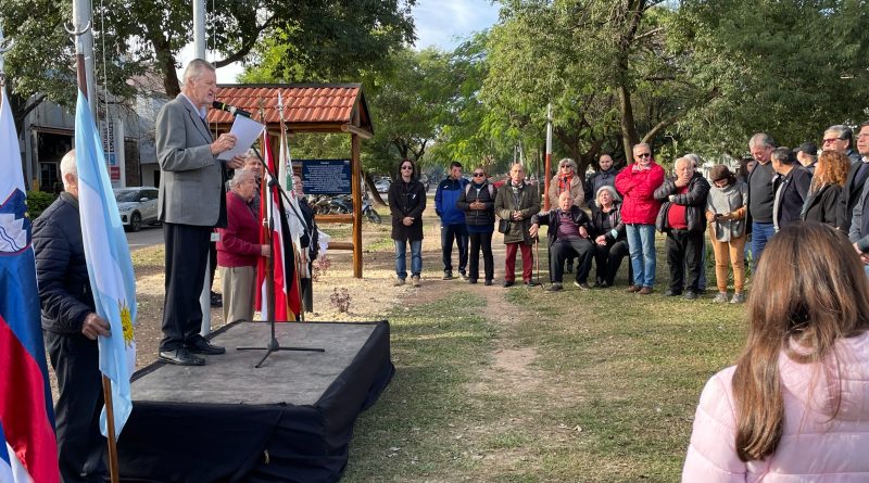Descubren placa en el Parterre de Eslovenia, en reconocimiento a 33° Aniversario de su Independencia
