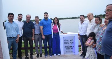 Barranqueras: junto a la Comunidad Israelita Magda Ayala descubrió la primera placa visualizando el pedido de la devolución de los secuestrados