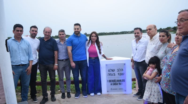 Barranqueras: junto a la Comunidad Israelita Magda Ayala descubrió la primera placa visualizando el pedido de la devolución de los secuestrados