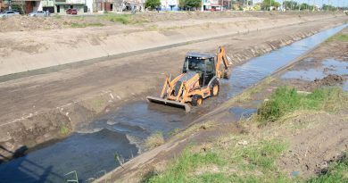 La Municipalidad de Resistencia realiza la limpieza del canal de la Soberanía Nacional