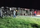 Un camión que transportaba golosinas volcó en la autopista Rosario-Córdoba