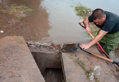 Siguen las cuadrillas municipales de Resistencia manteniendo en condiciones los sistemas de drenaje