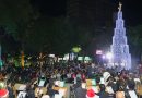 Con la presencia de decenas de familias, la Municipalidad encendió el árbol navideño en la Plaza 25 de Mayo