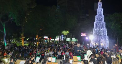 Con la presencia de decenas de familias, la Municipalidad encendió el árbol navideño en la Plaza 25 de Mayo