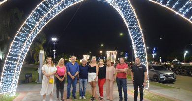 El Municipio inauguró un paseo navideño en el Parque de la Democracia