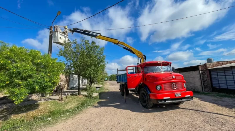 Barranqueras: mejoras en la red eléctrica y reemplazo de LED en el Barrio Aipo