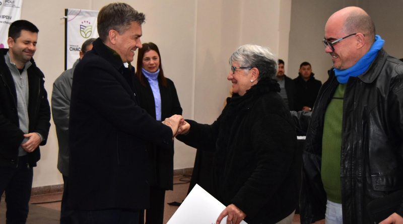 El Gobernador Zdero entregó 60 títulos de propiedad a familias de Sáenz Peña: “Decidimos dar tranquilidad a la gente”