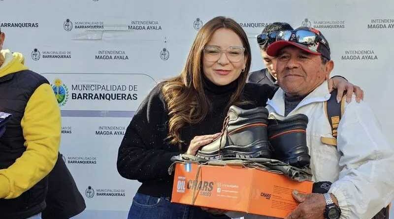 Compromiso con los trabajadores: Ayala entregó uniformes en Barranqueras